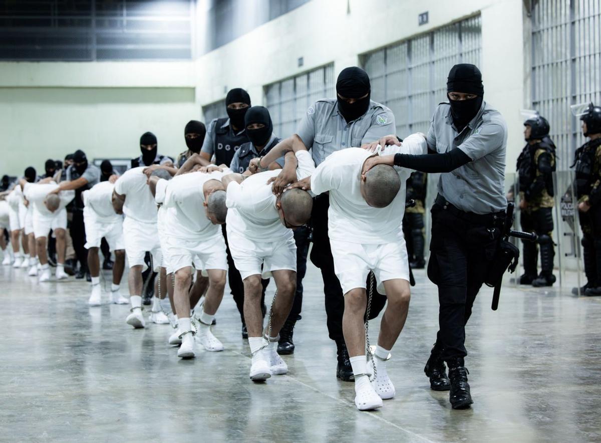 Trump parla de sortides voluntàries però recorre a deportacions ràpides i opaques Trump parla de sortides voluntàries però recorre a deportacions ràpides i opaques