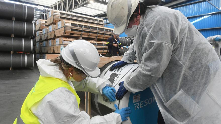 Trabajadoras de Resonac serigrafían electrodos