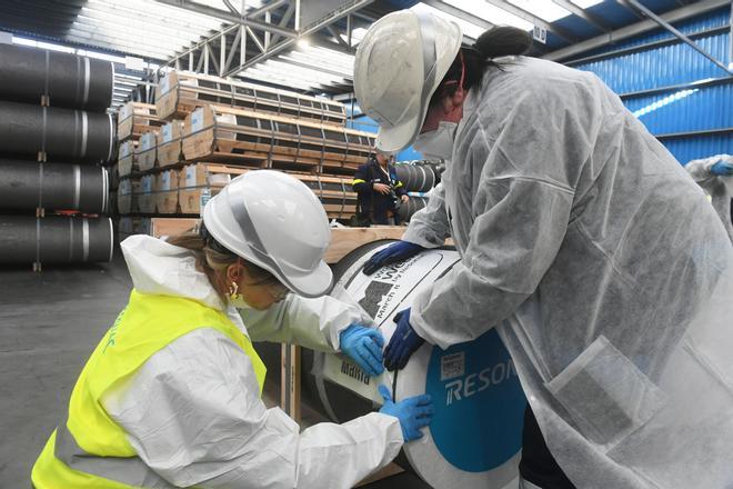 Trabajadoras de Resonac serigrafían electrodos