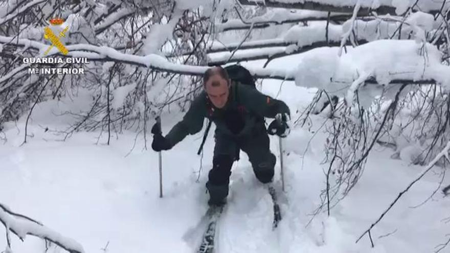 La Guardia Civil lleva medicamentos a una mujer de un pueblo aislado por la nieve