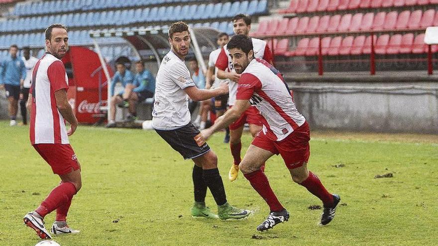 Un lance del partido disputado ayer entre el Ourense CF y el Alondras. // Iñaki Osorio