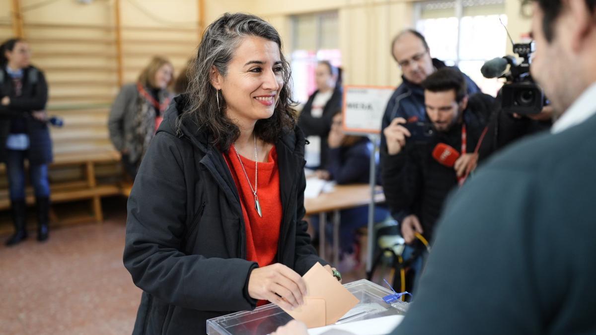 La candidata de Unidas por Extremadura, irene de Miguel, vota en un colegio electoral de Mérida