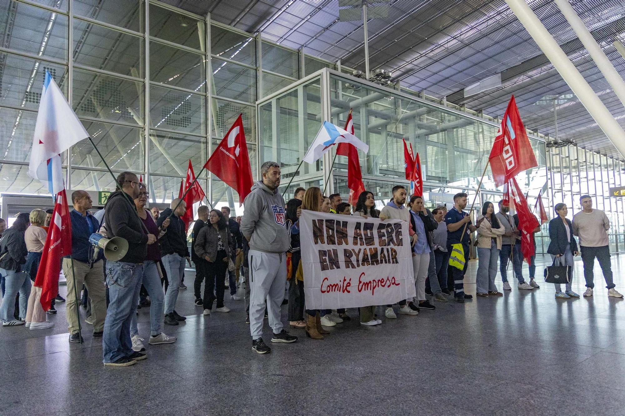 Lostrabajadores de Ryanair se concentran en Lavacolla protestando por el ERE al que se ven  abocados