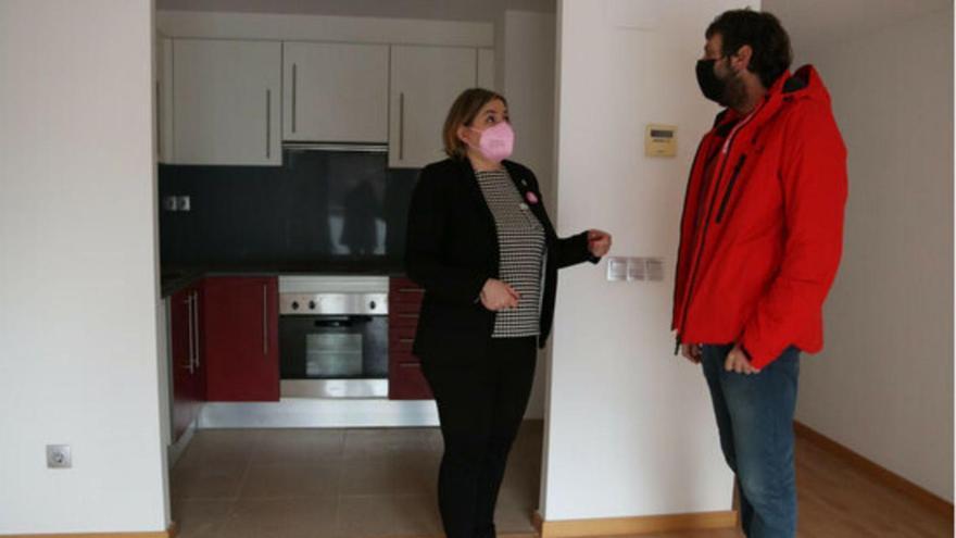 Una persona que busca habitatge
 durant la visita
 amb la immobiliària. acn