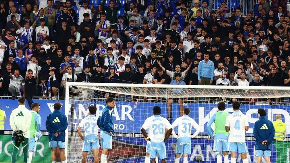 Los jugadores del Zaragoza, tras caer ante el Granada y delante de la grada de Gol de Pie.