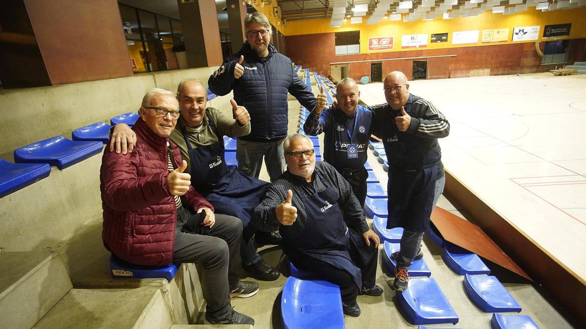 La colla de la Fundació, que ajuda l’Handbol Banyoles, al Pavelló de la Draga.
