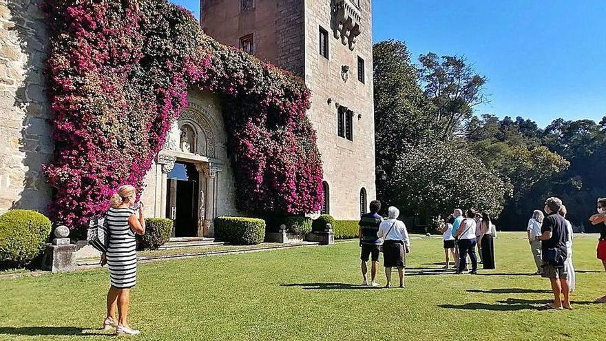 Primeros visitantes del pazo de Meirás tras la sentencia, en septiembre.