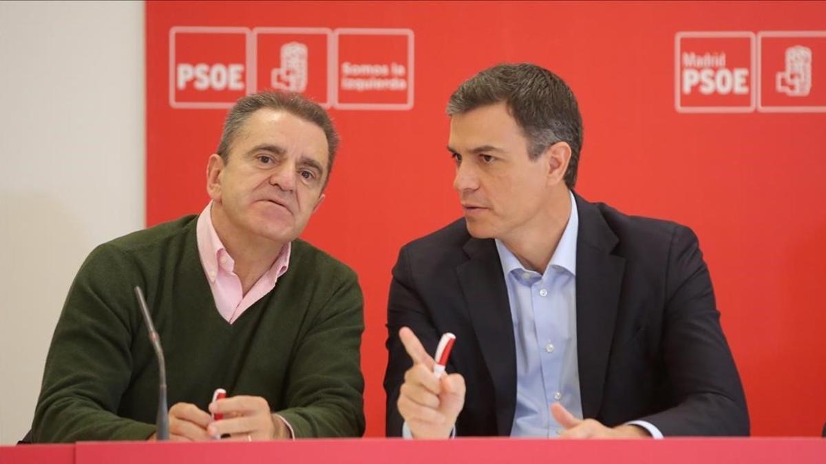 Pedro Sánchez y el líder de los socialistas madrileños, José Manuel Franco, este lunes en Coslada (Madrid).