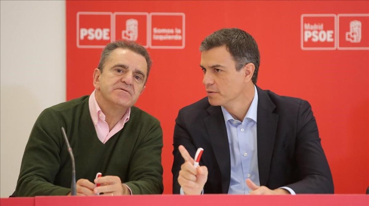 Pedro Sánchez y el líder de los socialistas madrileños, José Manuel Franco, este lunes en Coslada (Madrid).
