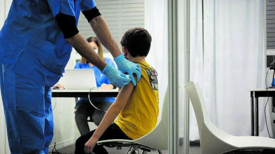Un niño recibe la vacuna contra el COVID. |   // E.P.