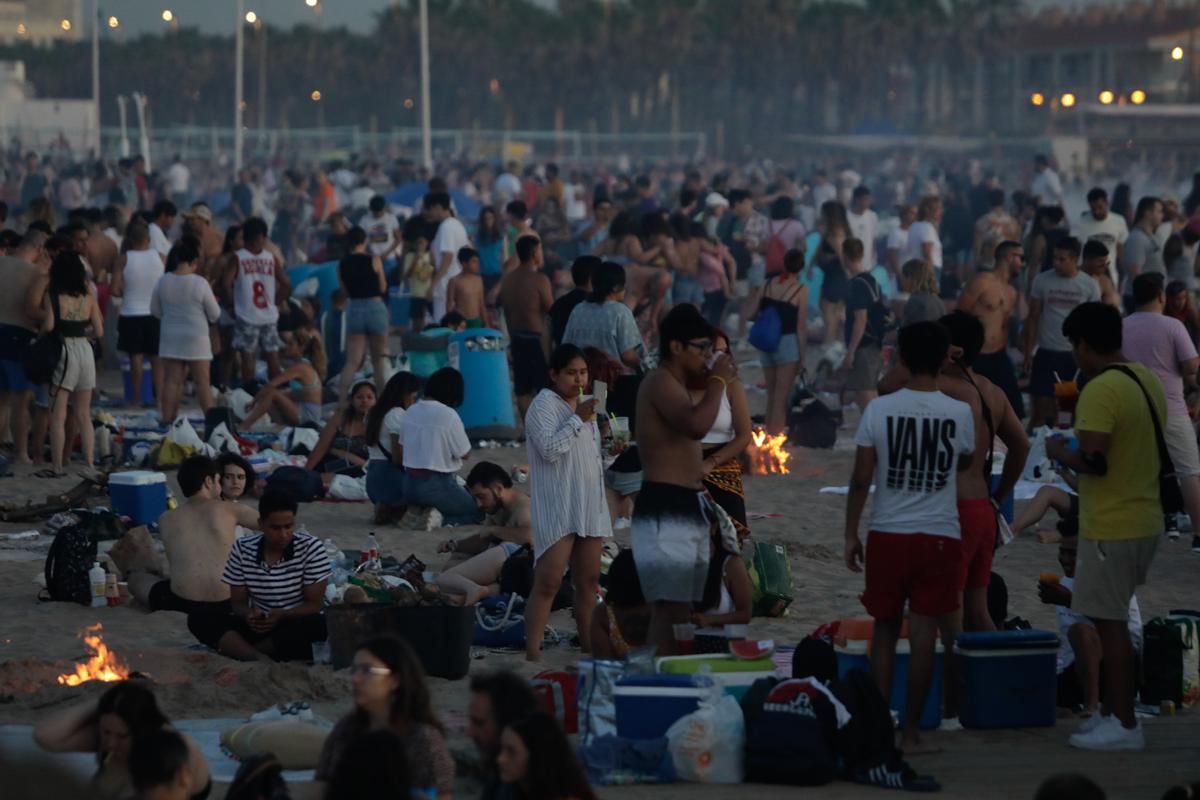 Una multitud se concentra en la playa de la Malva-rosa de València para San Juan.
