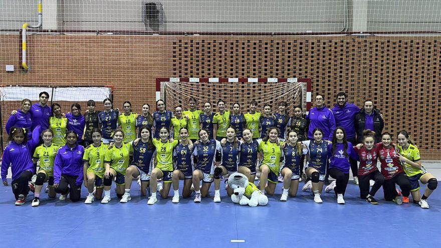 Los equipos infantiles femeninos del Balonmano Zamora posan juntos tras el derbi. | BM ZAMORA