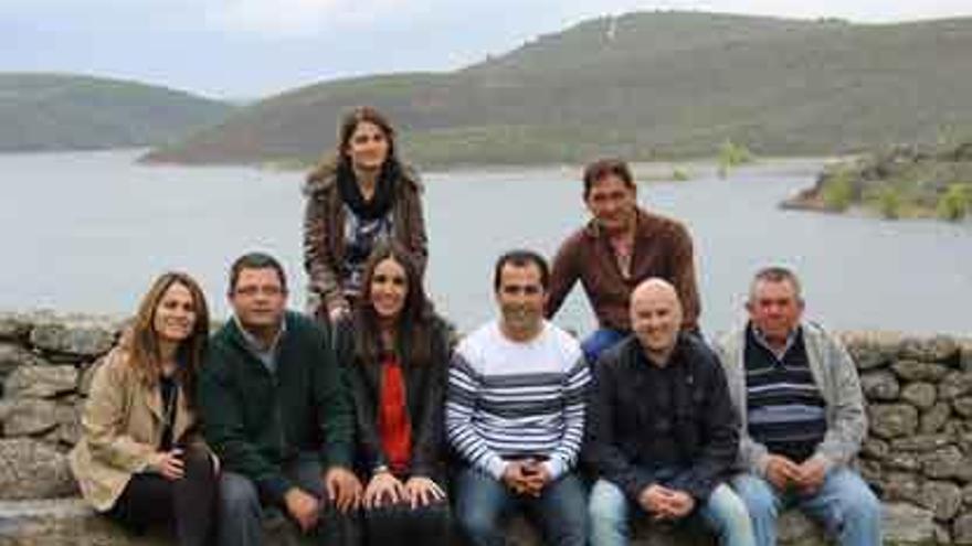 Miembros de la candidatura del PP al Ayuntamiento de Muelas del Pan posando frente al embalse del Esla.