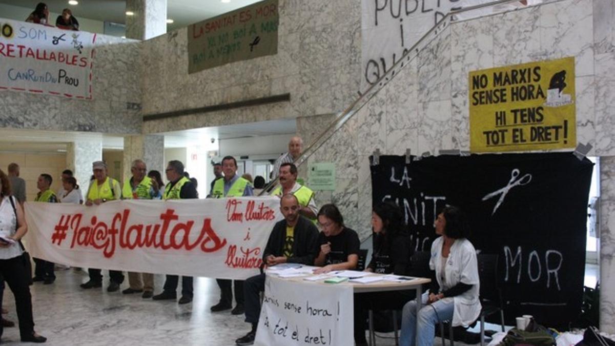 Imagen de la mesa informativa de la campaña 'No marxis sense hora'.