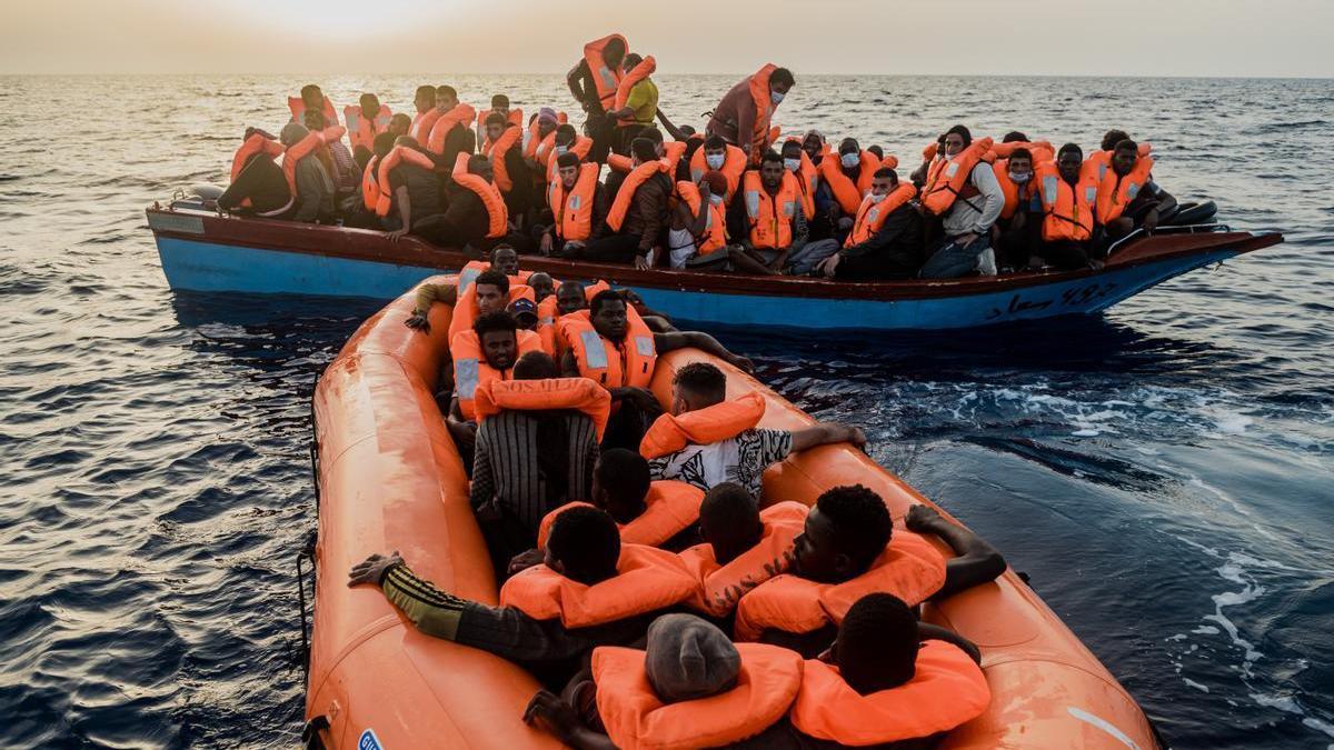 Migrantes rescatados en julio de 2022 por la oenegé SOS Méditerranée.