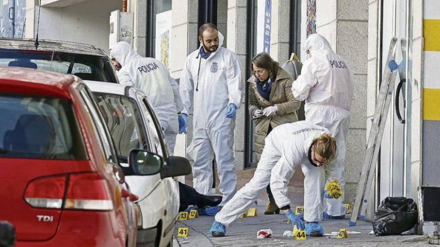 Miembros de la policía científica toman muestras en la zona donde se produjo el tiroteo. marta g. brea