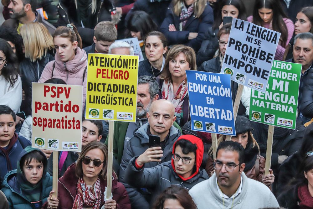 Veinte mil personas reclamaron ayer en las calles de Orihuela la derogación de la ley de Plurilingüismo