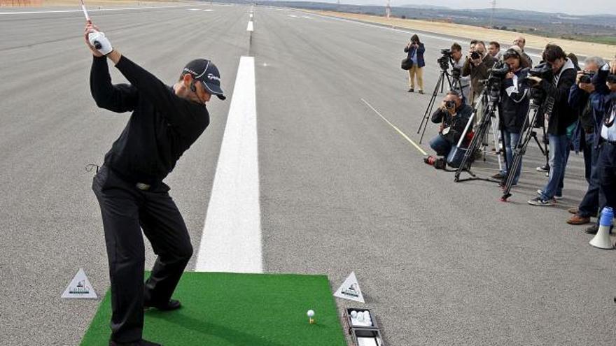 Sergio García en la pista del Aeropuerto de Castelló.