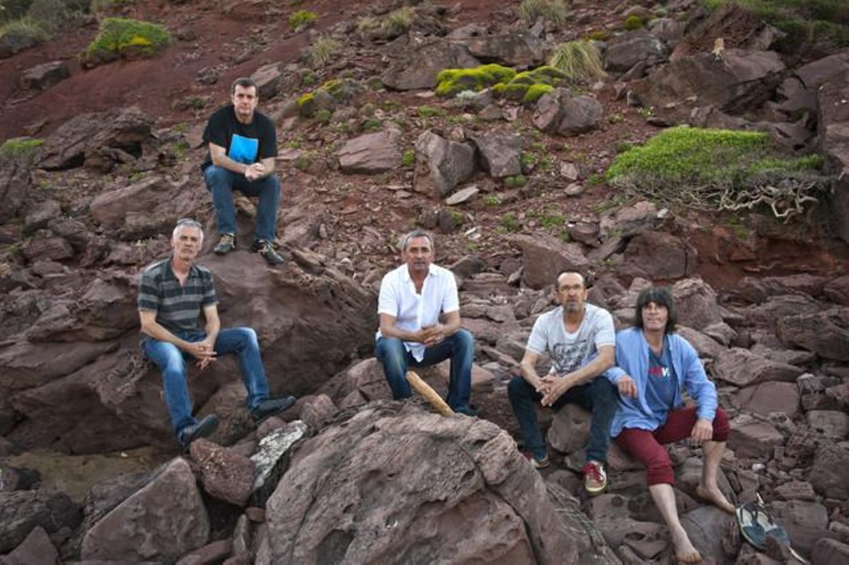 El grup menorquí, durant un moment de la passejada per la cala Pilar.
