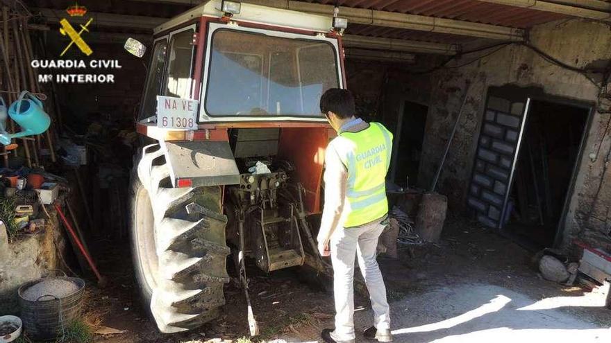 El tractor sustraído en la explotación de Artoño y recuperado en un inmueble de Melide. // OPC Pontevedra