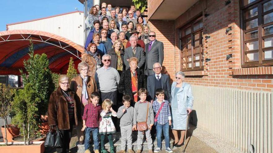 Los homenajeados y sus familiares posando ayer en el restaurante que acogió la celebración.