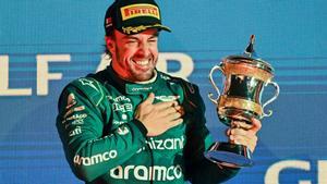 Fernando Alonso, feliz en el podio.