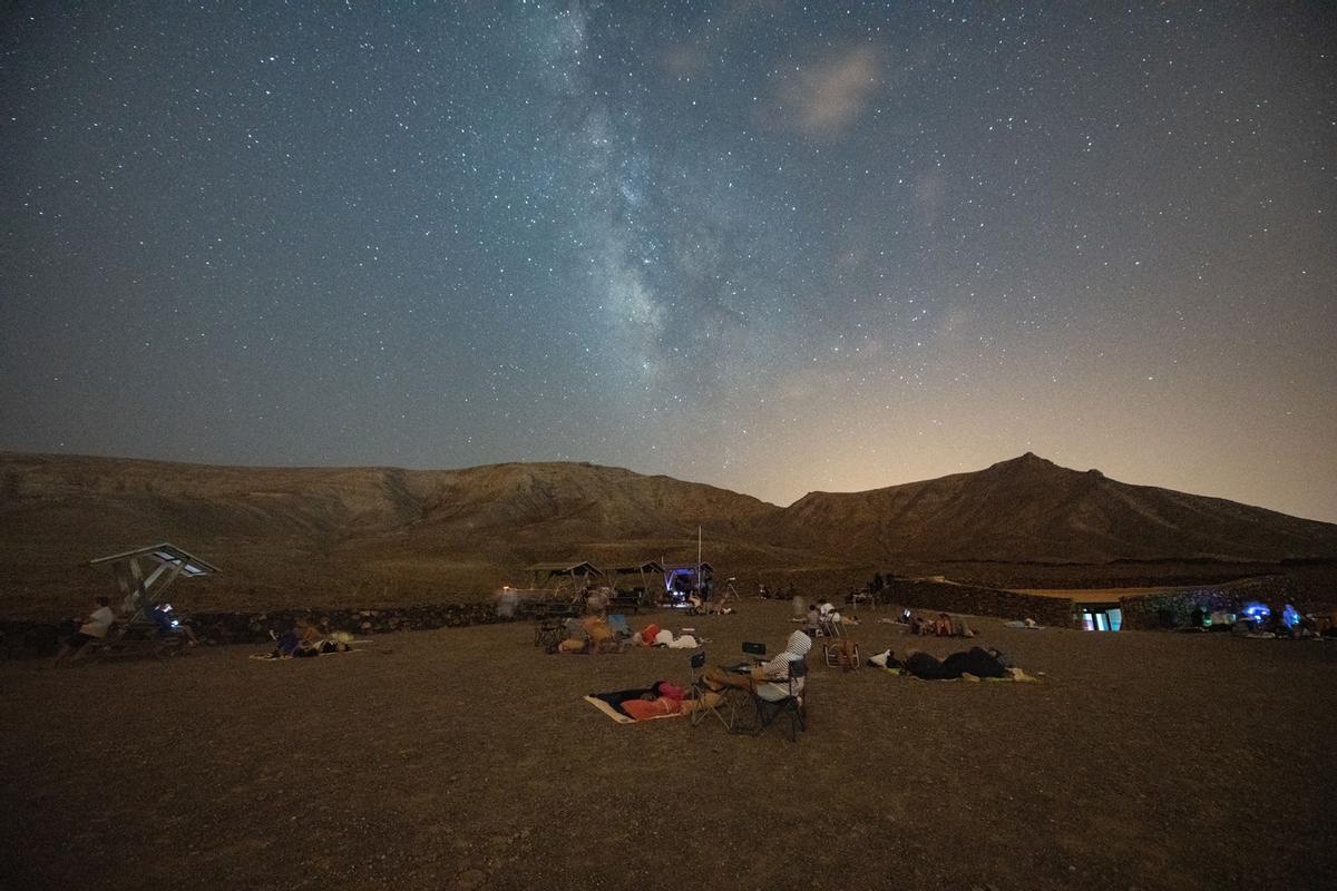 Un grupo de personas observa la lluvia de estrellas o Lágrimas de San Lorenzo durante la celebración de un taller astronómico organizado por el Cabildo de Fuerteventura en el Centro de interpretación La Atalayita, en el municipio de Antigua.