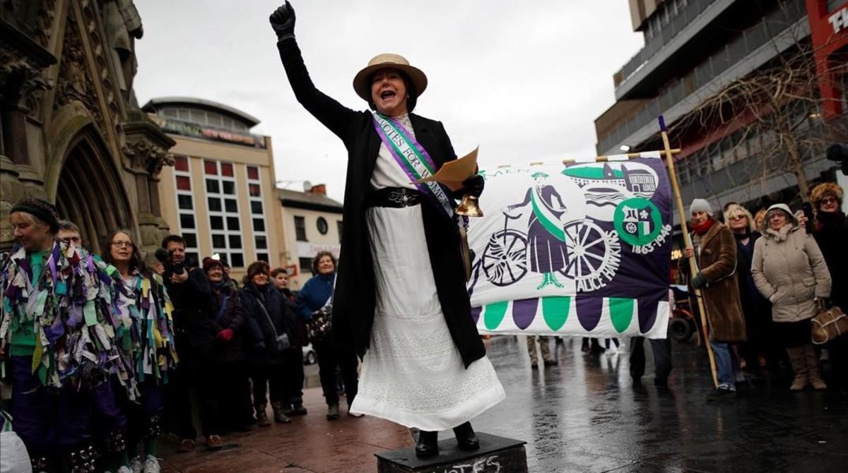 zentauroepp41907360 councillor elaine pantling  dressed as suffragette alice haw180206094134