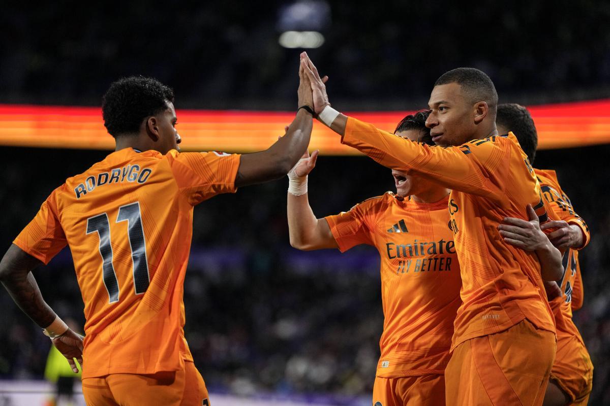 Kylian Mbappé celebra su segundo gol al Valladolid.
