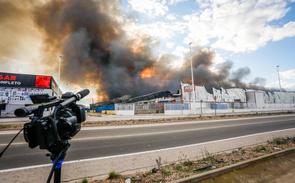 Un incendio arrasa una empresa de regalos en Manises