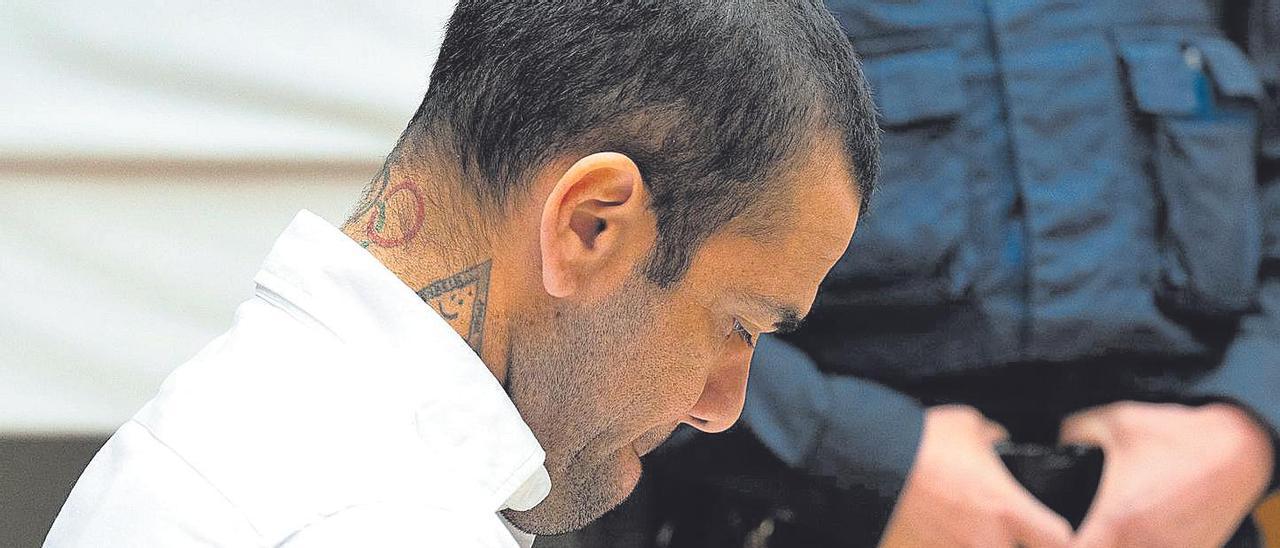 Dani Alves agacha la cabeza durante el juicio en la Audiencia de Barcelona, el pasado 5 de febrero.