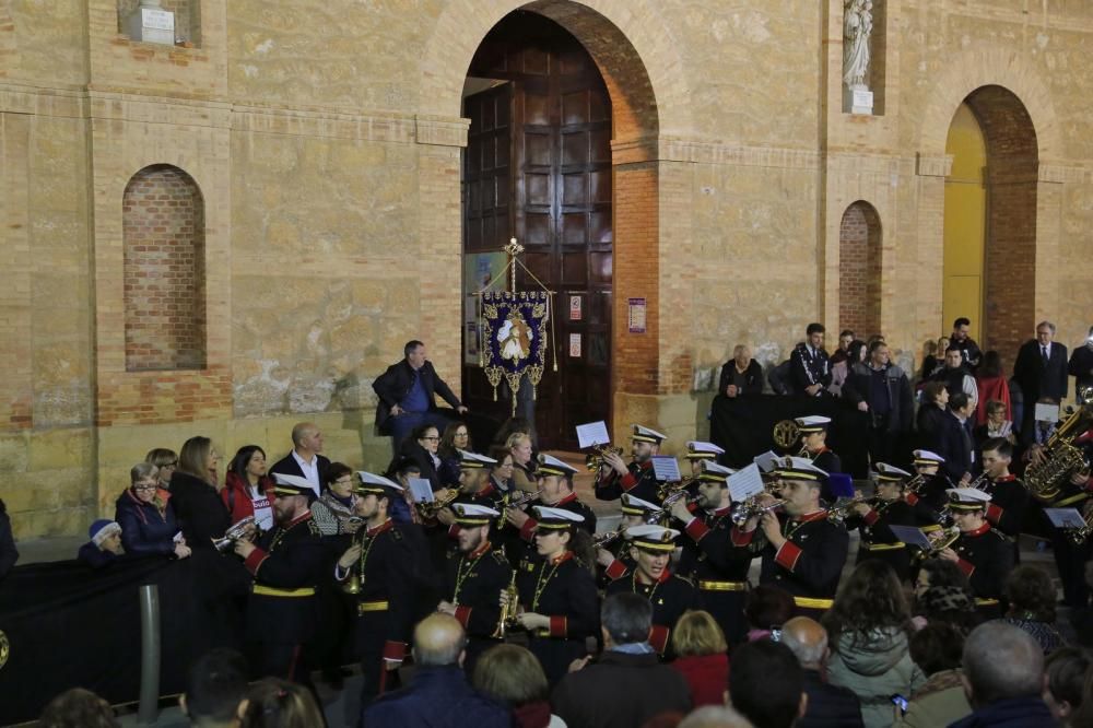 Algunas de las imágenes decanas de la Semana Santa se acercaron al mar y los paseos en Martes Santo