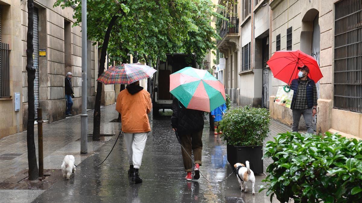 Barcelona  01 05 2021  Barcelona    Paseantes protegidos con paraguas para la ligera lluvia que cae en la ciudad esta manana  Fotografia de Jordi Cotrina