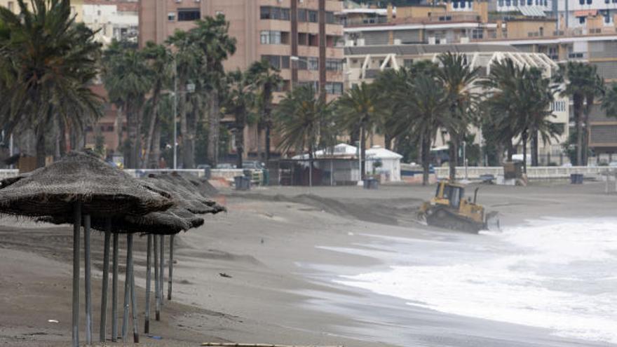 El temporal de Levante se ha &#039;comido&#039; toda la arena de la playa malagueña.