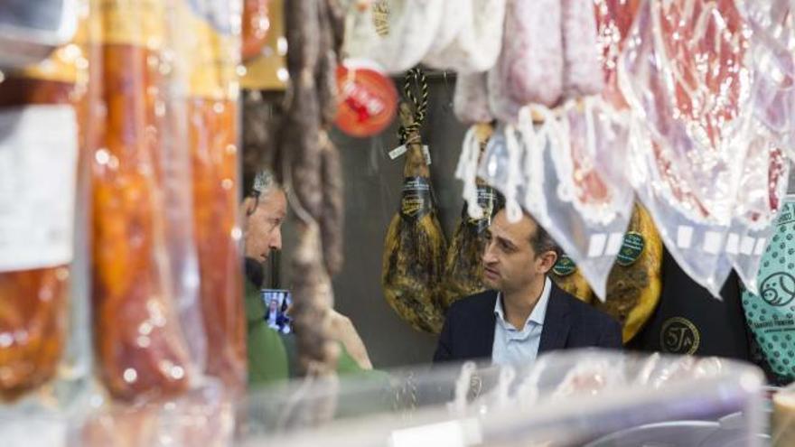 César Sánchez arranca la campaña en los puestos del Mercado Central de Alicante