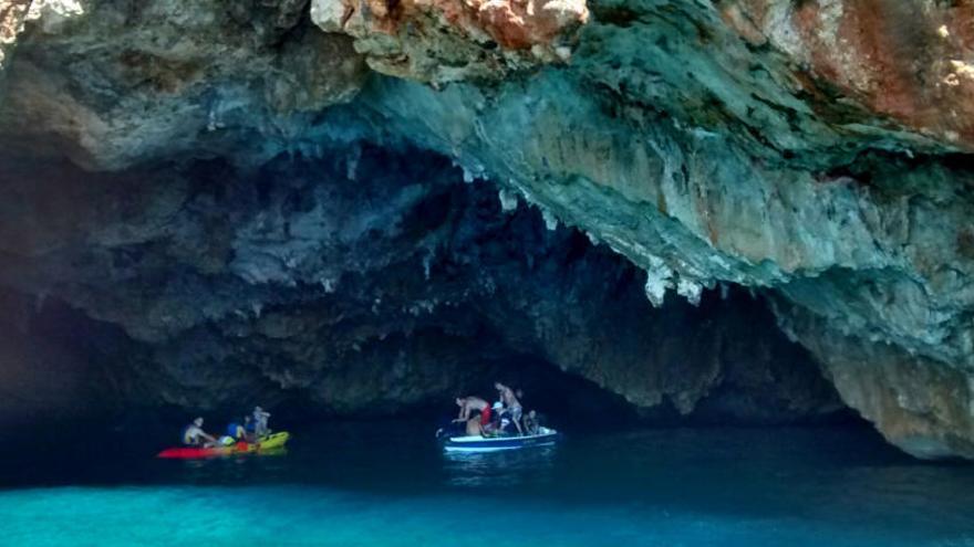 Xàbia balizará sus cuevas marinas para evitar que entren lanchas