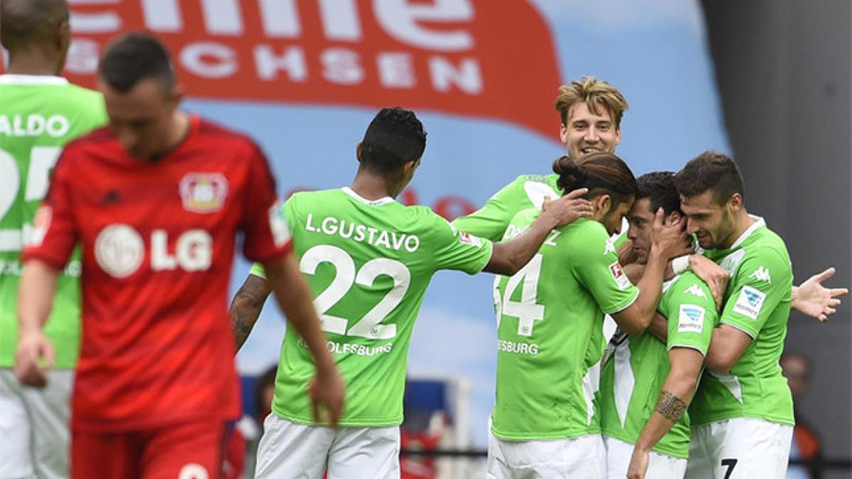 Los jugadores del Wolfsburgo celebran uno de sus goles al Leverkusen