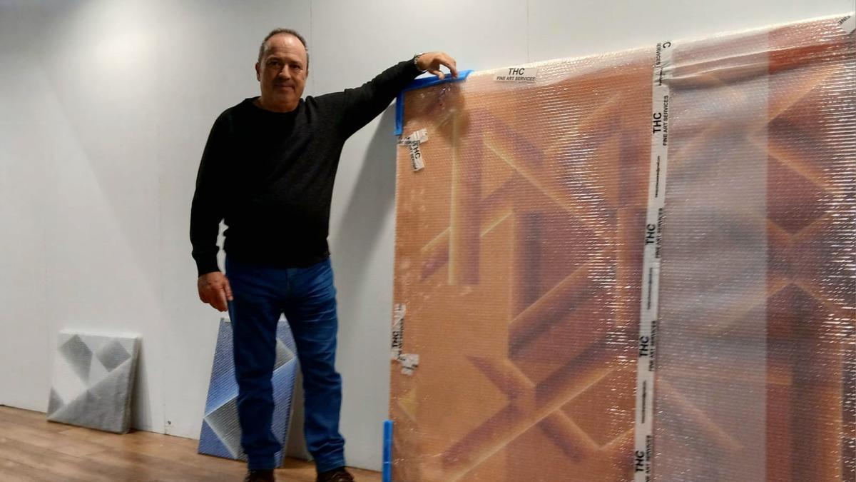Javier Victorero, este martes, durante el montaje de la exposición en Trascorrales
