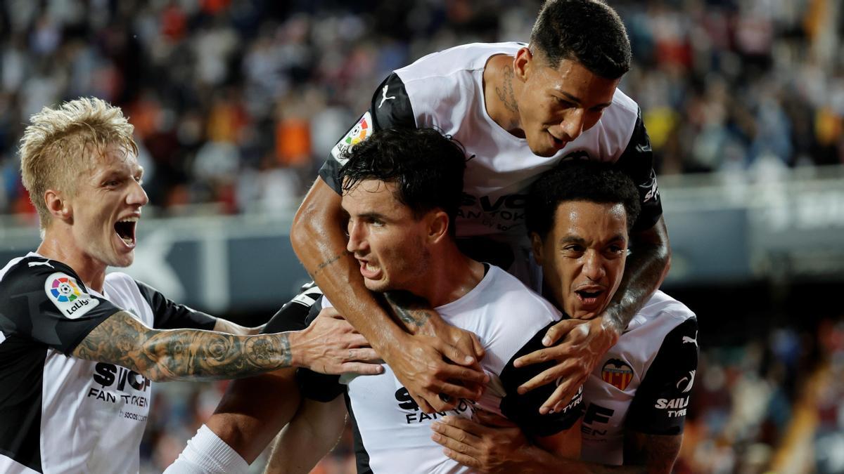 Hugo Guillamón celebra su gol ante el Villareal junto a sus compañeros.