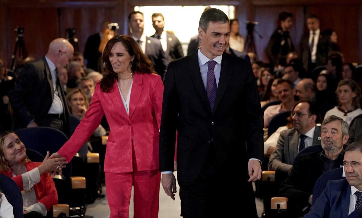 Pedro Sánchez y Mónica García, en el acto del 40 aniversario de la Ley General de Sanidad.