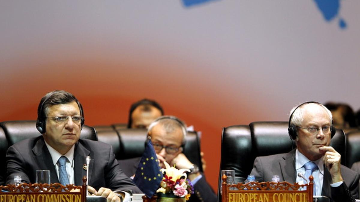 El presidente de la Comisión Europea, Jose Manuel Durao Barroso (izquierda), y el presidente del Consejo Europeo, Herman Van Rompuy, el martes en la clausura de la cumbre Asia-Europa, en Vientane (Laos).