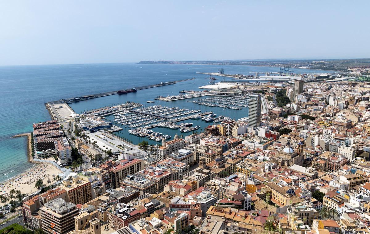 Vista general del Puerto de Alicante.