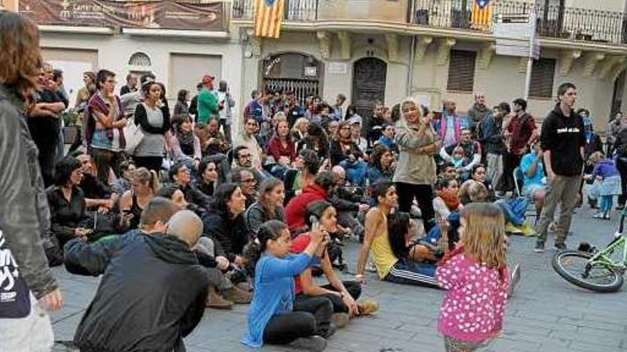 Vista general de la plaça Major de Manresa durant l&#039;acte solidari d&#039;ahir a la tarda