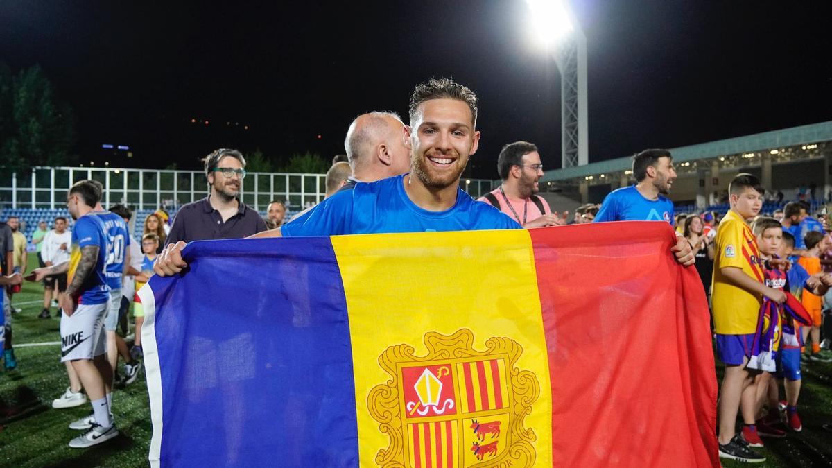 Diego, con la bandera de Andorra.