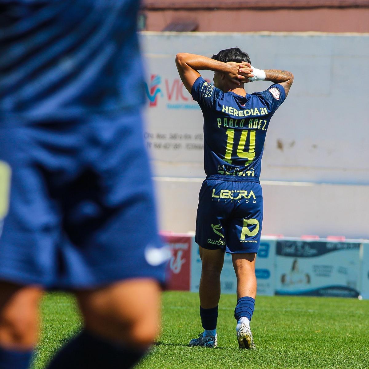Pablo Hernández se lamenta en una acción del partido