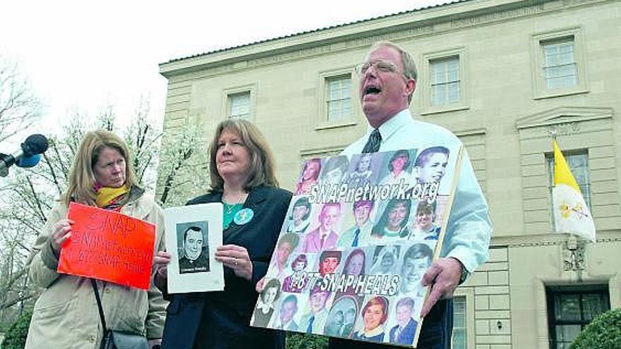 Tres víctimas de abusos sexuales protestan ayer ante la Embajada del Vaticano en Washington.