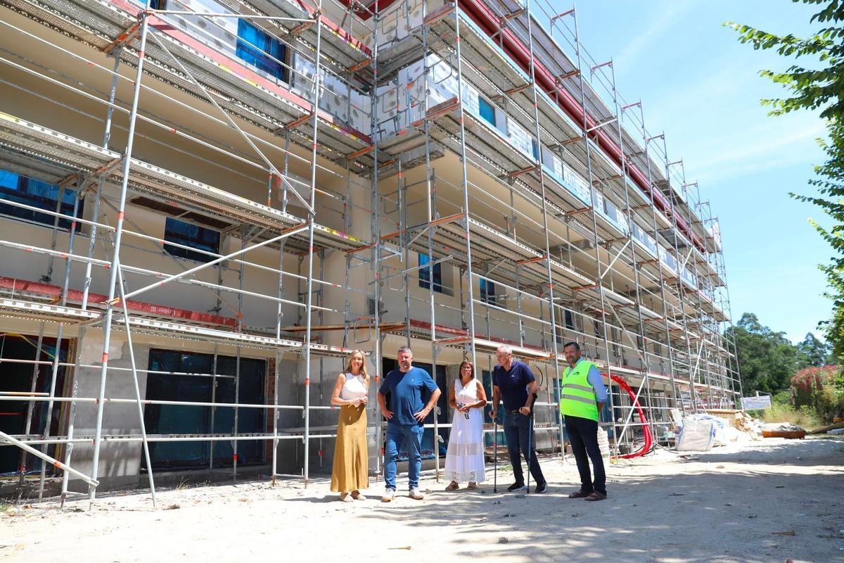 Fabiola García y Francisco Calo, a la izquierda, con directivos de Adisbismur ante el edificio en el que se está habilitando la residencia.