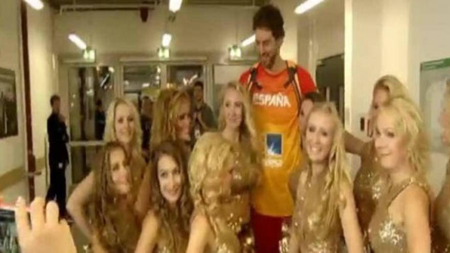 Simpática imagen de Pau Gasol con las animadoras del Eurobasket