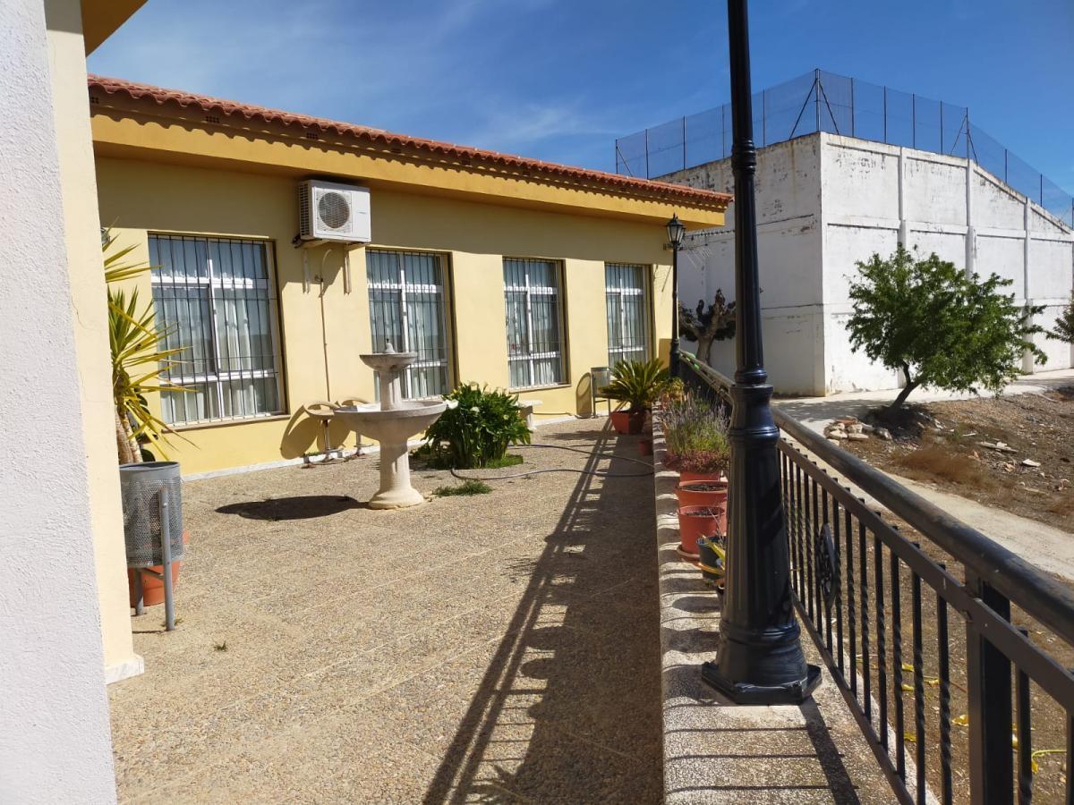 La Torre d'en Doménec ofrece casa y trabajo para reabrir el colegio y el bar