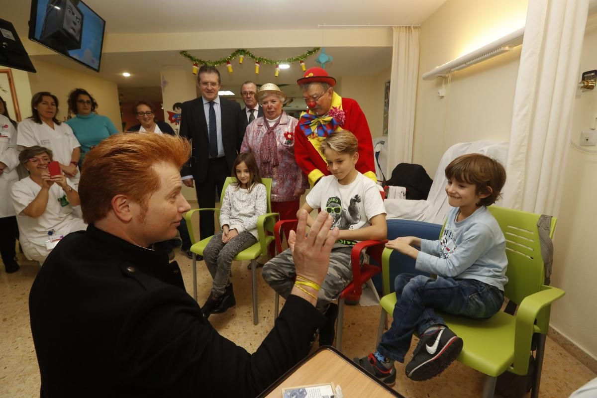 Yunke y Mel i Xispa llevan regalos y alegría a los niños del Hospital General